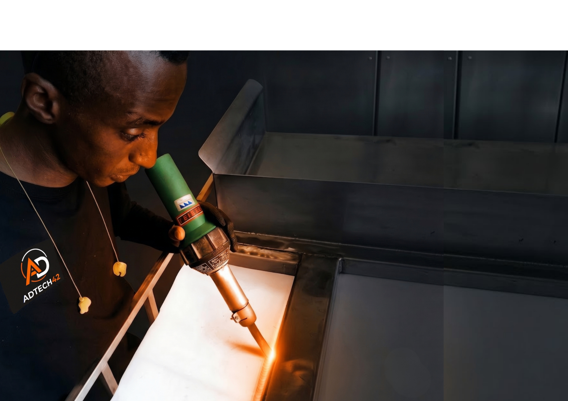 Soudeur ADTECH42 réalisant une soudure plastique sur une pièce industrielle en atelier
